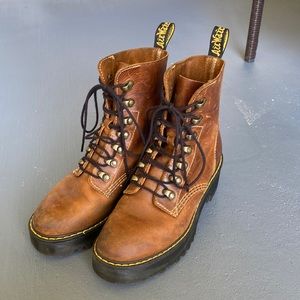 Dr Martens Leona Boot in Butterscotch